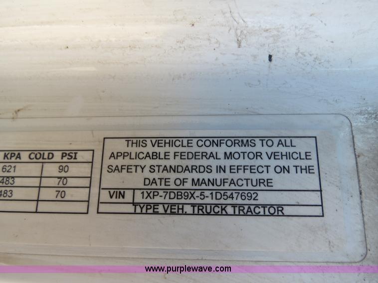 image for item B4663 2001 Peterbilt 387 semi truck