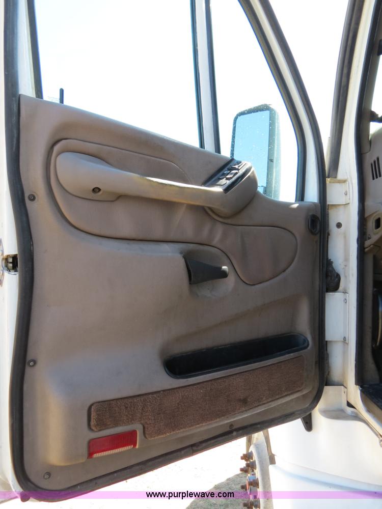 image for item B4663 2001 Peterbilt 387 semi truck