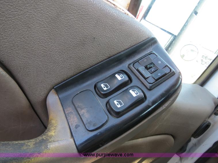 image for item B4663 2001 Peterbilt 387 semi truck