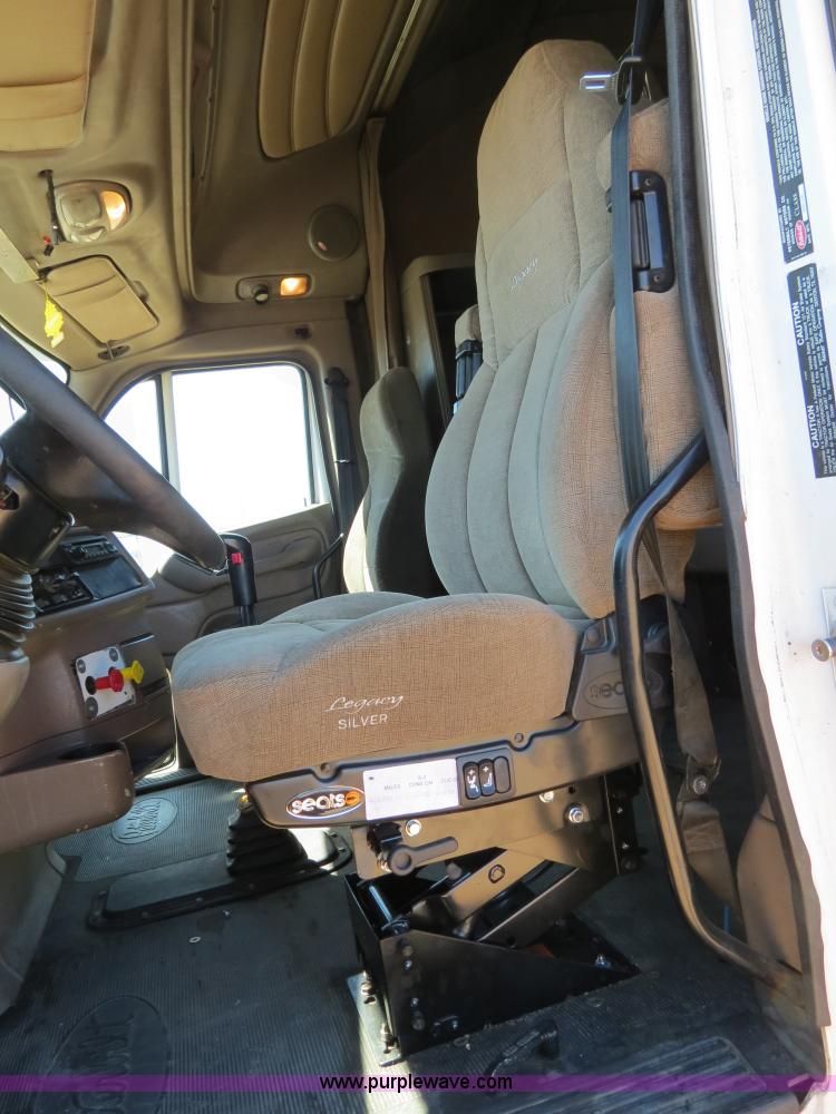 image for item B4663 2001 Peterbilt 387 semi truck