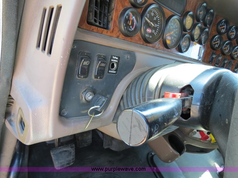 image for item B4663 2001 Peterbilt 387 semi truck