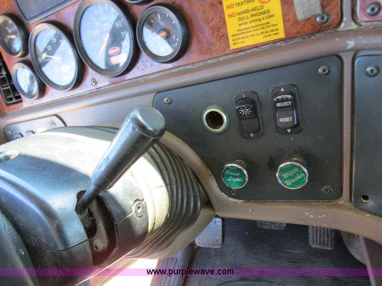 image for item B4663 2001 Peterbilt 387 semi truck