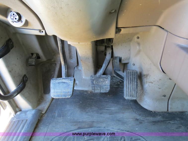image for item B4663 2001 Peterbilt 387 semi truck