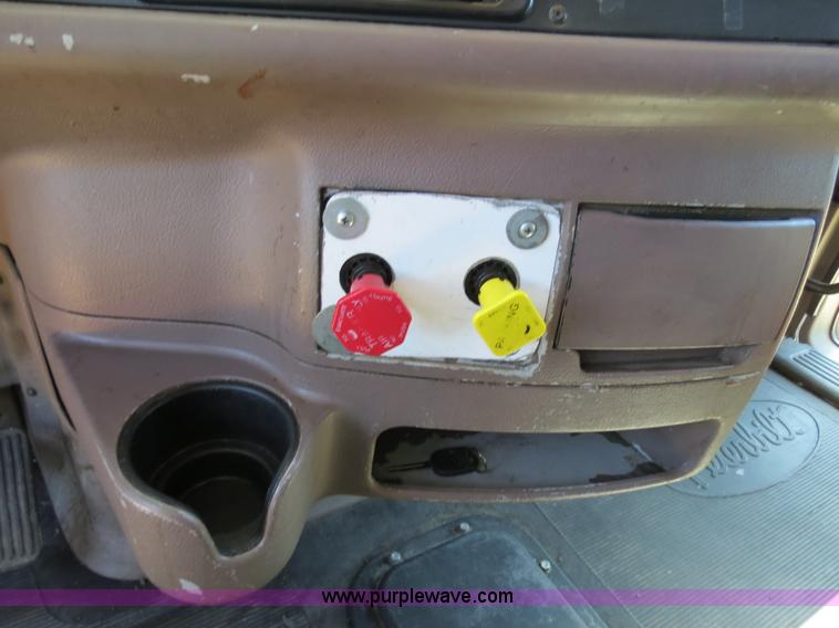 image for item B4663 2001 Peterbilt 387 semi truck