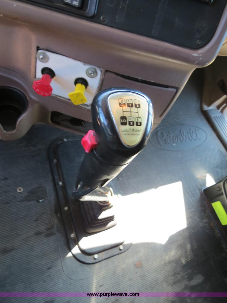 image for item B4663 2001 Peterbilt 387 semi truck