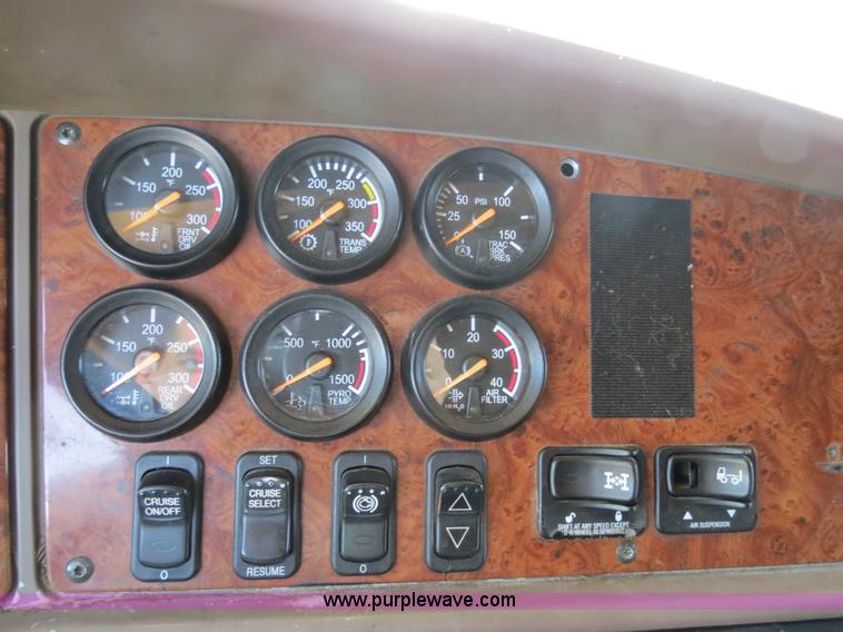 image for item B4663 2001 Peterbilt 387 semi truck