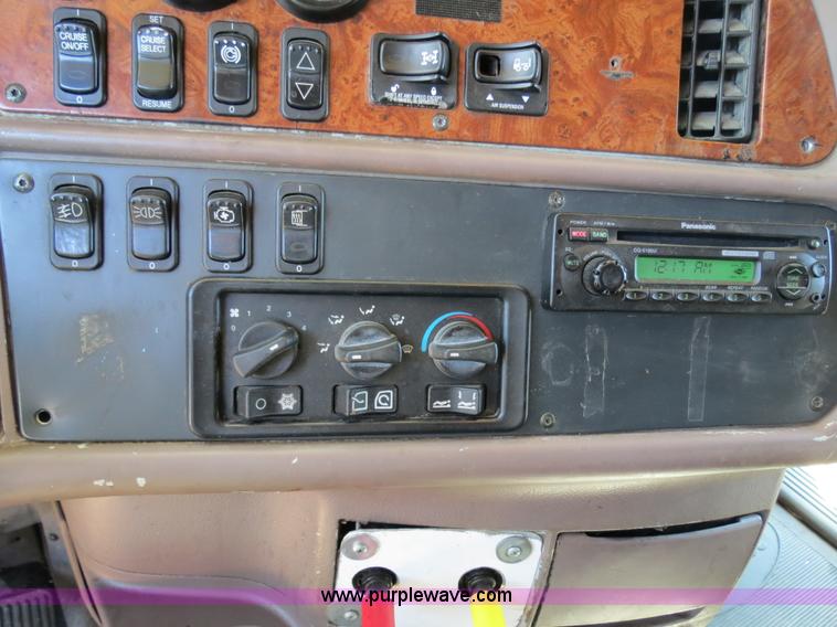 image for item B4663 2001 Peterbilt 387 semi truck