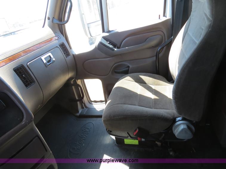 image for item B4663 2001 Peterbilt 387 semi truck