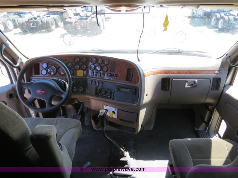 image for item B4663 2001 Peterbilt 387 semi truck