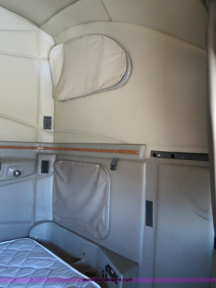 image for item B4663 2001 Peterbilt 387 semi truck