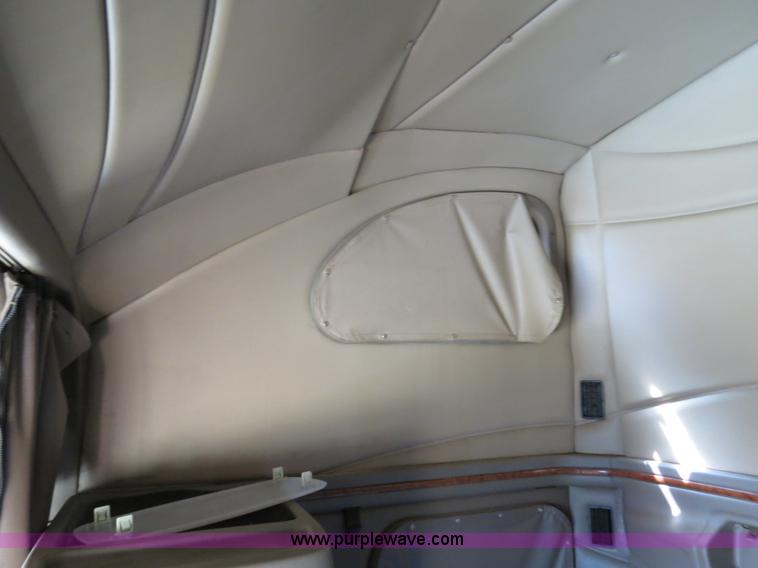 image for item B4663 2001 Peterbilt 387 semi truck