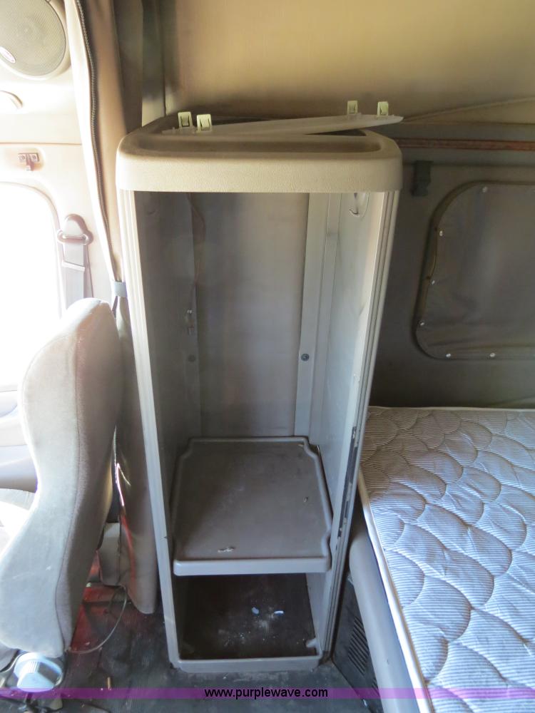 image for item B4663 2001 Peterbilt 387 semi truck