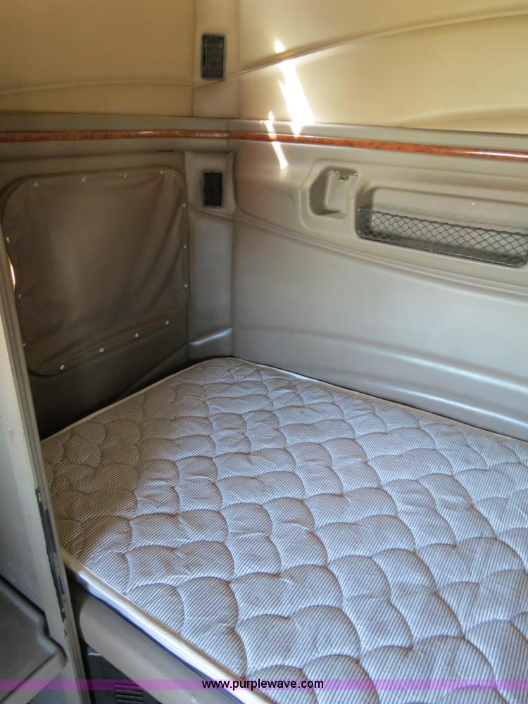 image for item B4663 2001 Peterbilt 387 semi truck