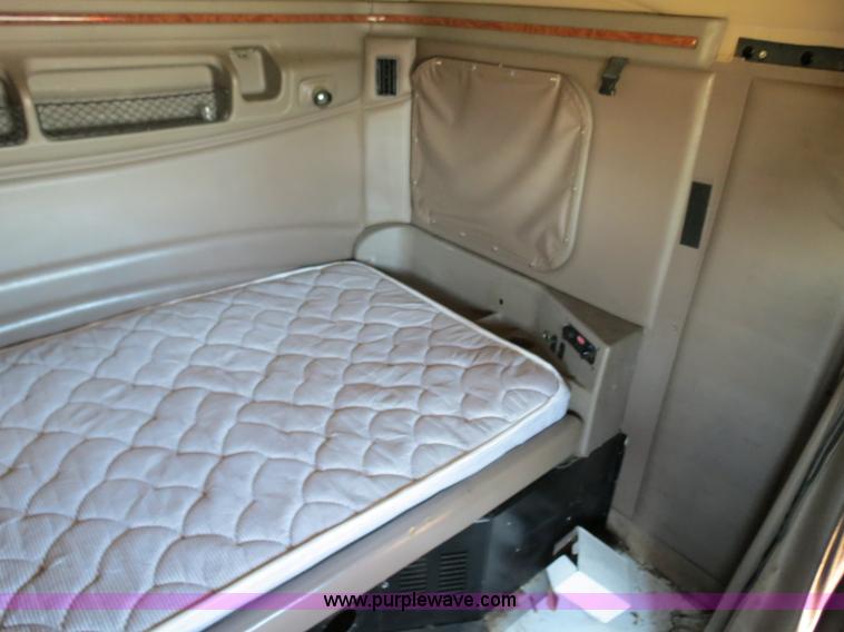 image for item B4663 2001 Peterbilt 387 semi truck