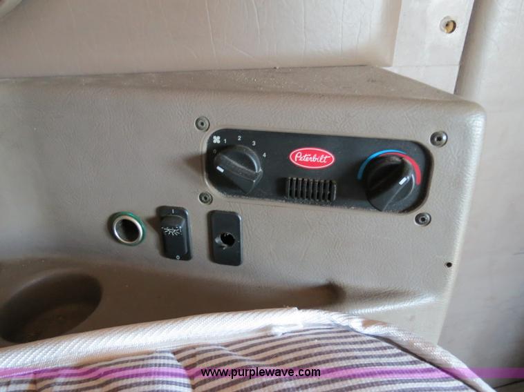 image for item B4663 2001 Peterbilt 387 semi truck