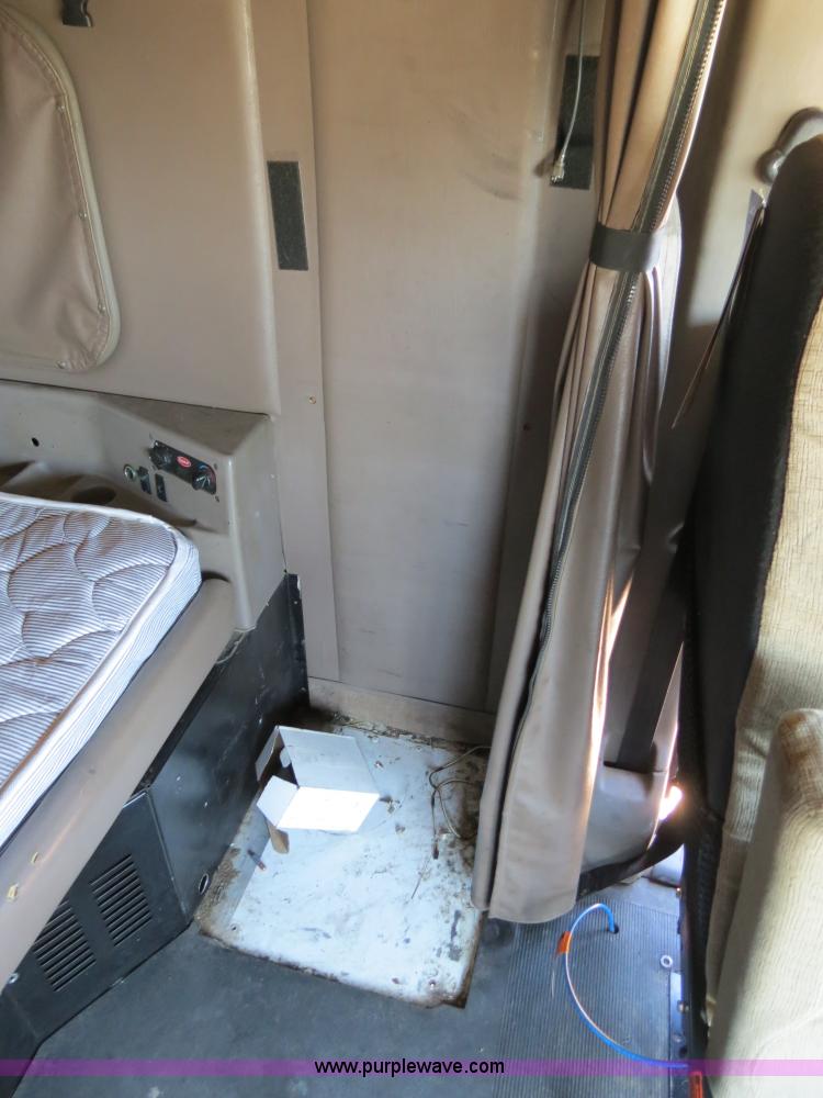 image for item B4663 2001 Peterbilt 387 semi truck