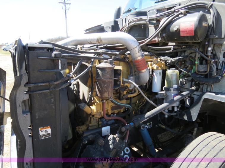 image for item B4663 2001 Peterbilt 387 semi truck