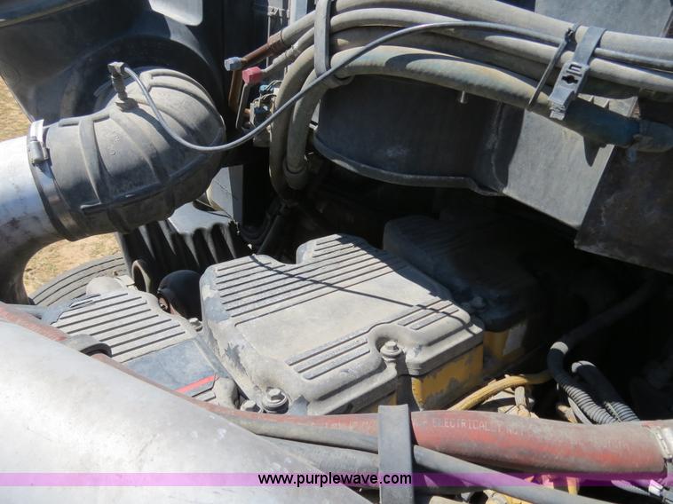 image for item B4663 2001 Peterbilt 387 semi truck