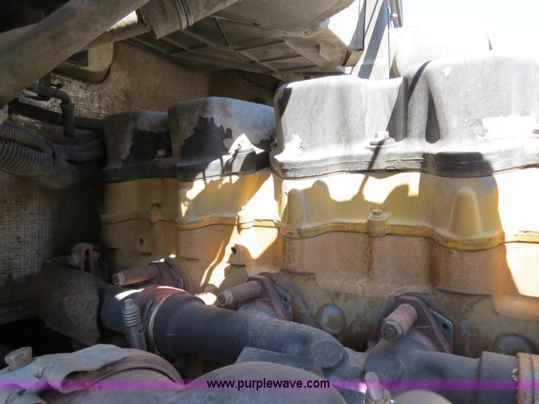 image for item B4663 2001 Peterbilt 387 semi truck