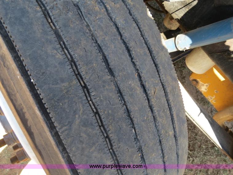 image for item B4663 2001 Peterbilt 387 semi truck