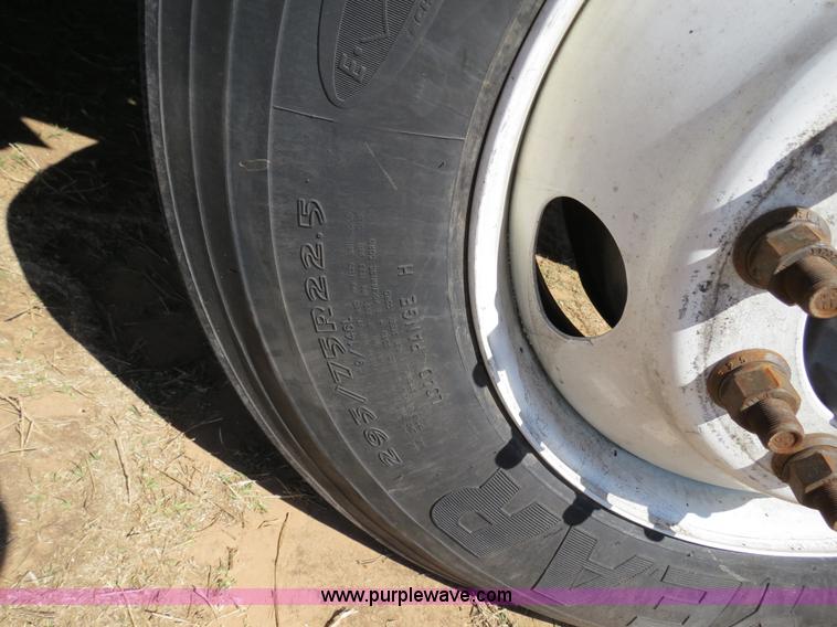 image for item B4663 2001 Peterbilt 387 semi truck