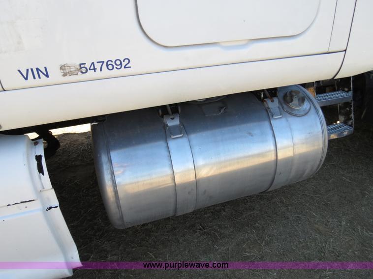 image for item B4663 2001 Peterbilt 387 semi truck