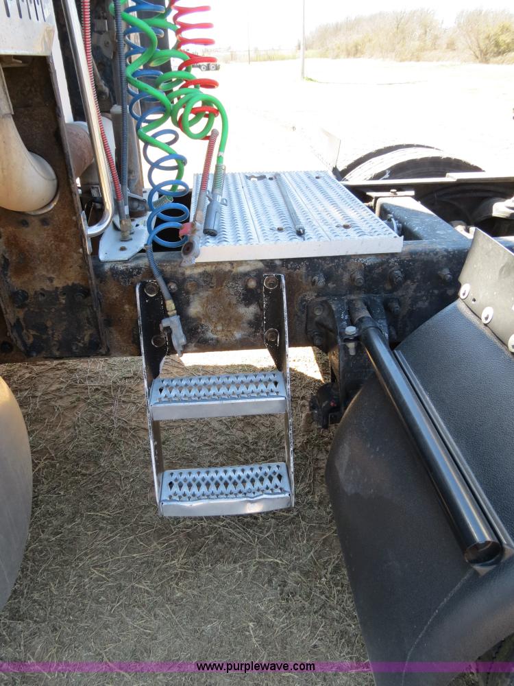 image for item B4663 2001 Peterbilt 387 semi truck