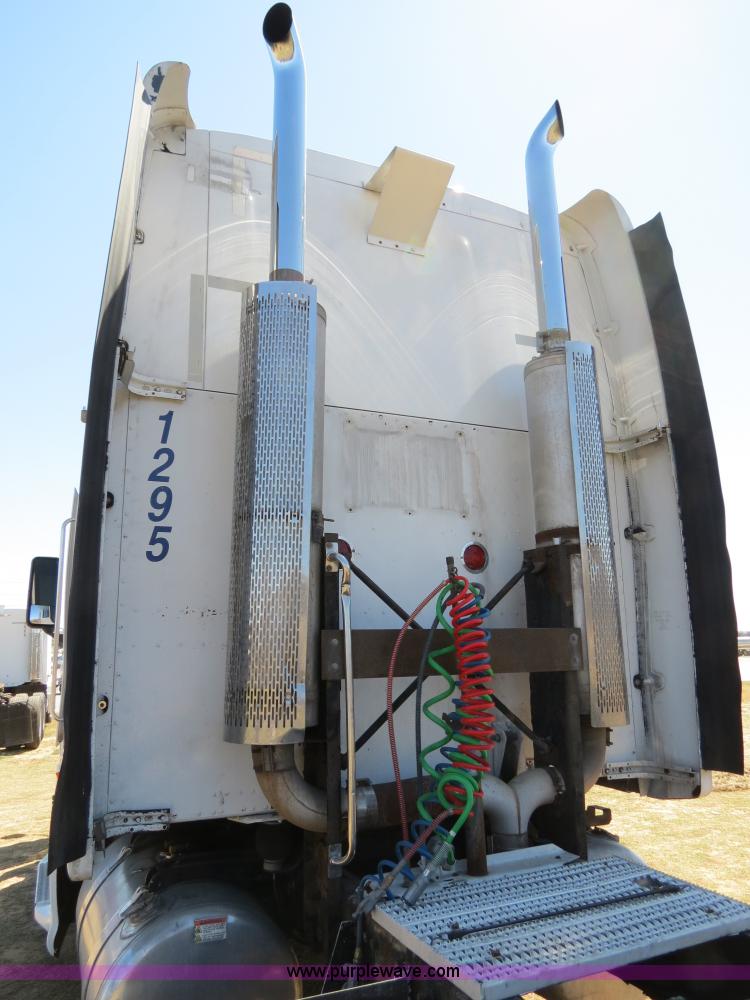 image for item B4663 2001 Peterbilt 387 semi truck