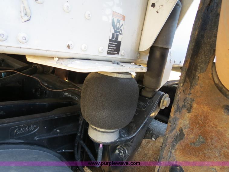 image for item B4663 2001 Peterbilt 387 semi truck