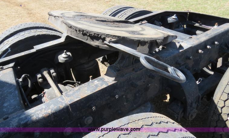 image for item B4663 2001 Peterbilt 387 semi truck