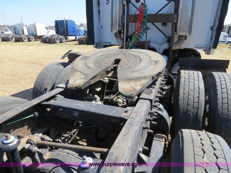 image for item B4663 2001 Peterbilt 387 semi truck