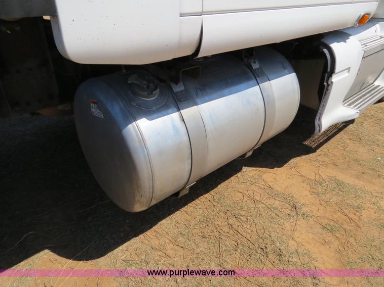 image for item B4663 2001 Peterbilt 387 semi truck