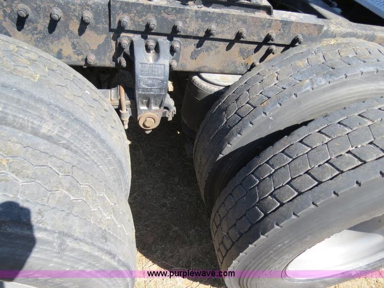 image for item B4663 2001 Peterbilt 387 semi truck