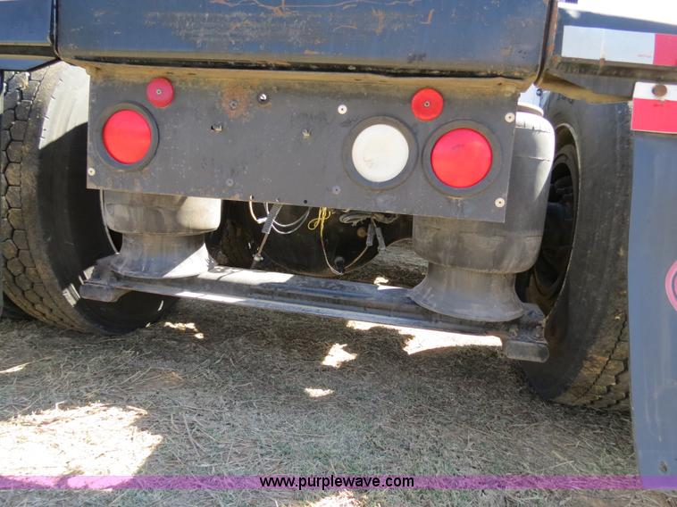 image for item B4663 2001 Peterbilt 387 semi truck