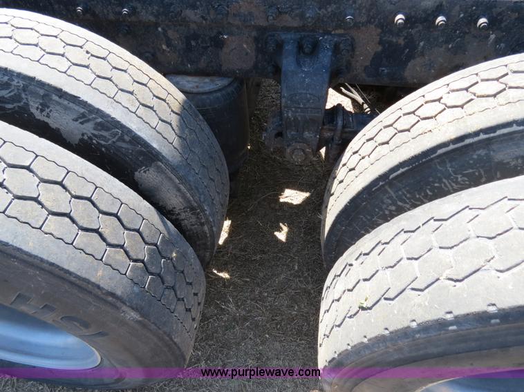 image for item B4663 2001 Peterbilt 387 semi truck