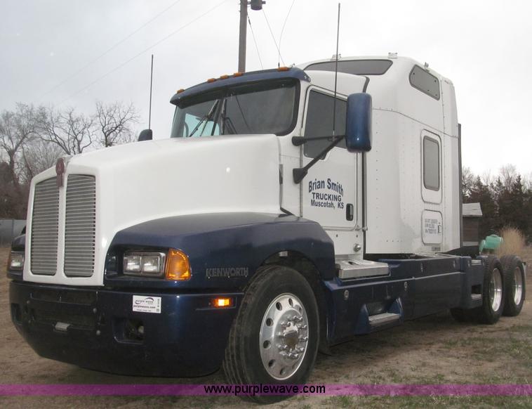 image for item B5436 2007 Kenworth T600B AeroCab semi truck