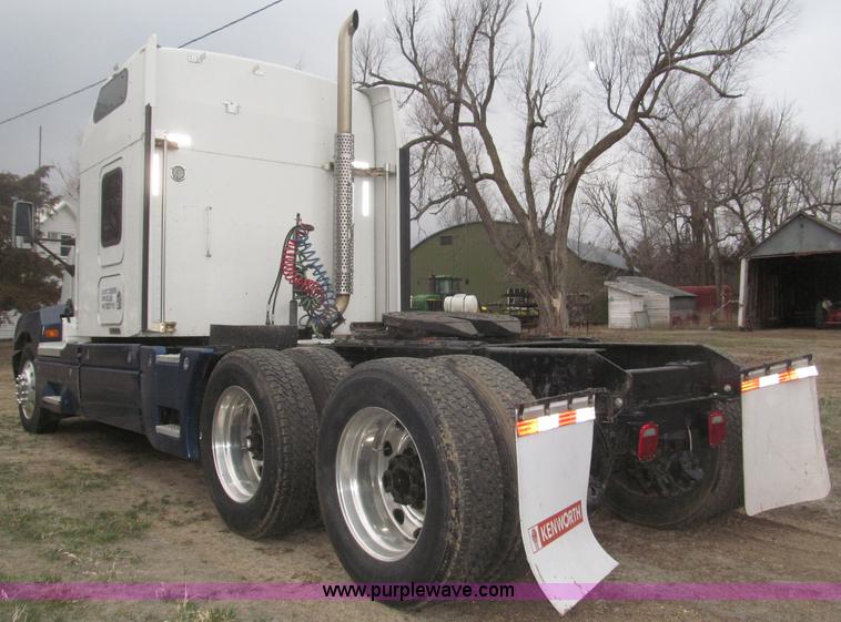 image for item B5436 2007 Kenworth T600B AeroCab semi truck