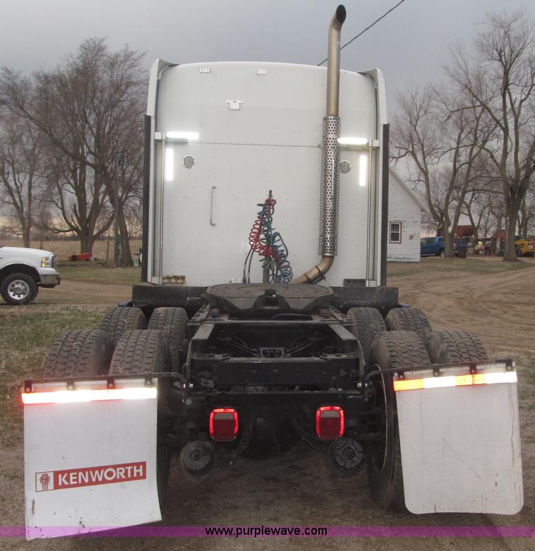 image for item B5436 2007 Kenworth T600B AeroCab semi truck