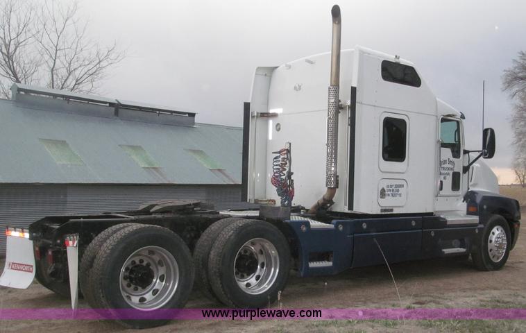 image for item B5436 2007 Kenworth T600B AeroCab semi truck