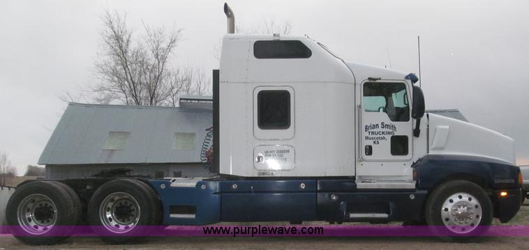 image for item B5436 2007 Kenworth T600B AeroCab semi truck