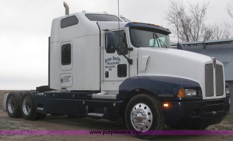image for item B5436 2007 Kenworth T600B AeroCab semi truck