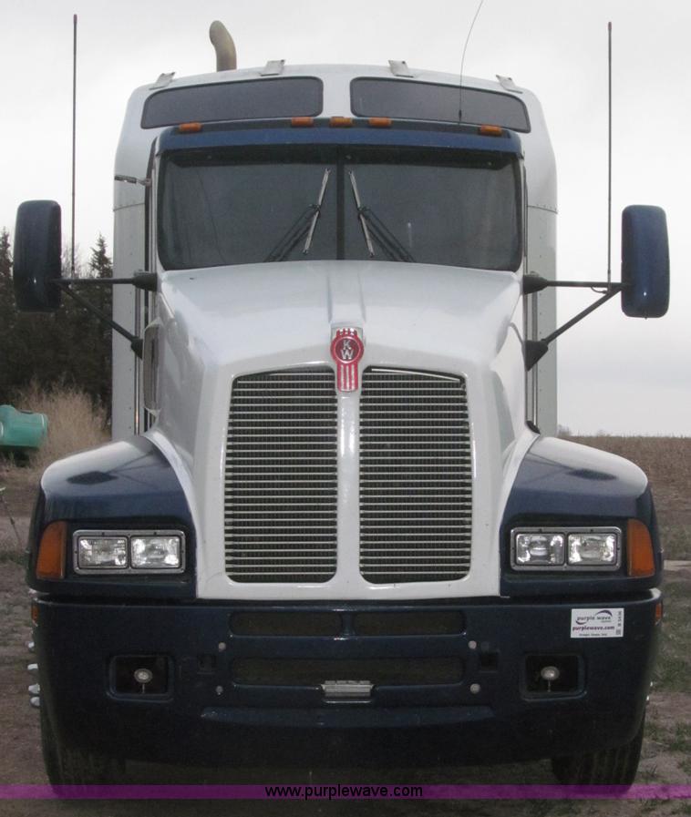 image for item B5436 2007 Kenworth T600B AeroCab semi truck