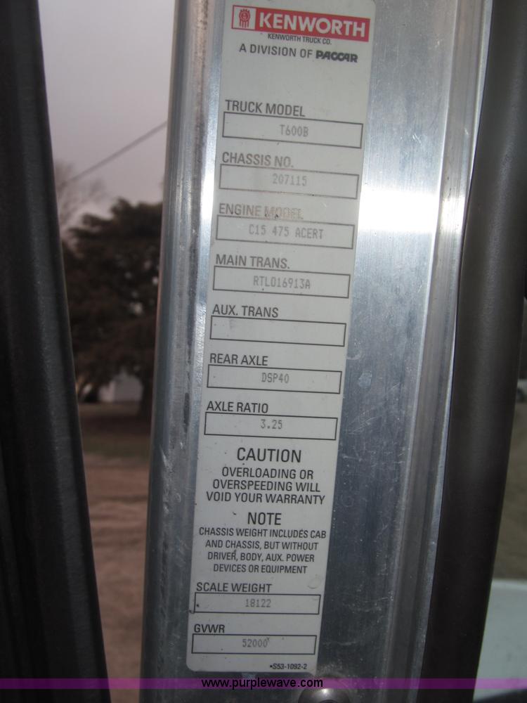 image for item B5436 2007 Kenworth T600B AeroCab semi truck