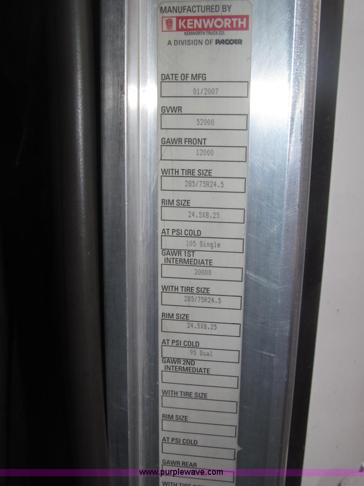 image for item B5436 2007 Kenworth T600B AeroCab semi truck