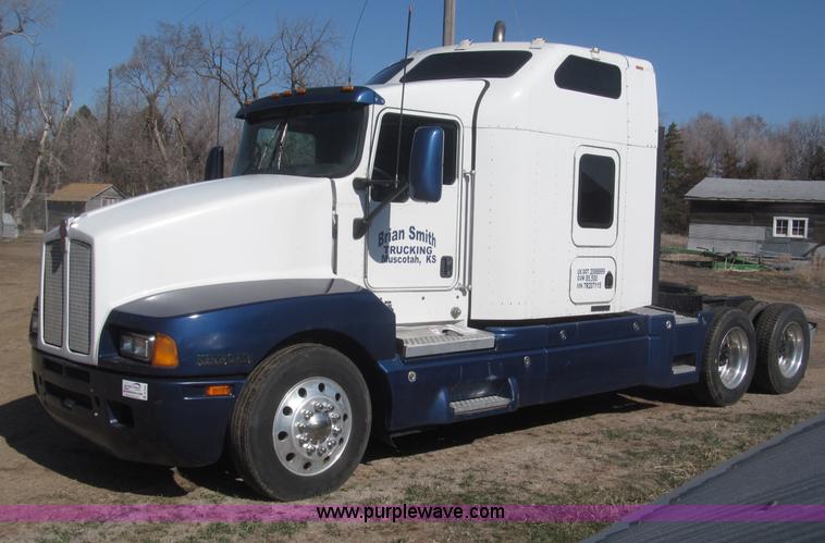 image for item B5436 2007 Kenworth T600B AeroCab semi truck