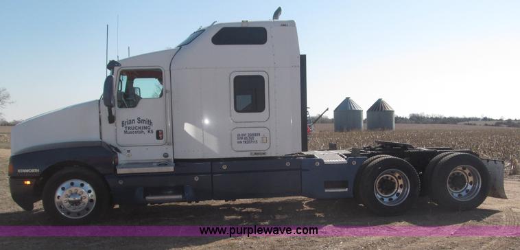 image for item B5436 2007 Kenworth T600B AeroCab semi truck