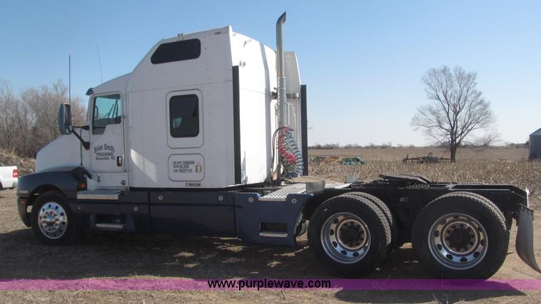 image for item B5436 2007 Kenworth T600B AeroCab semi truck
