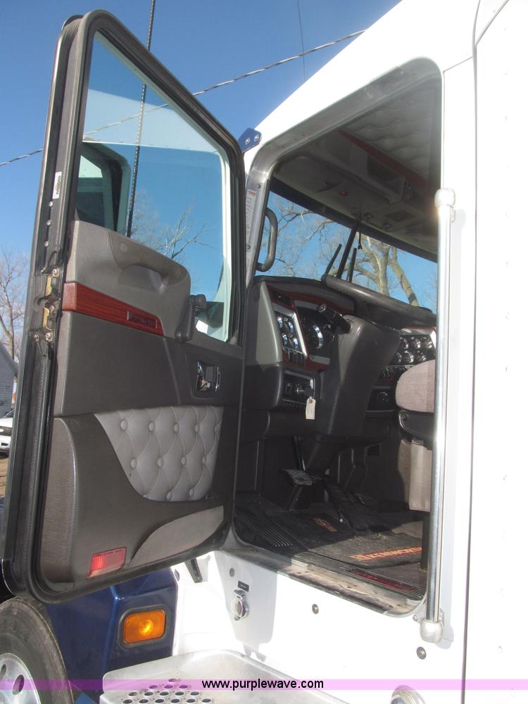 image for item B5436 2007 Kenworth T600B AeroCab semi truck