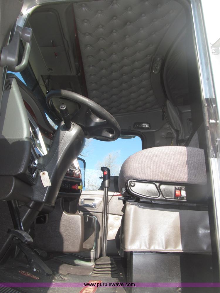 image for item B5436 2007 Kenworth T600B AeroCab semi truck