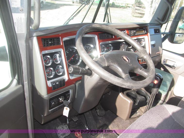 image for item B5436 2007 Kenworth T600B AeroCab semi truck